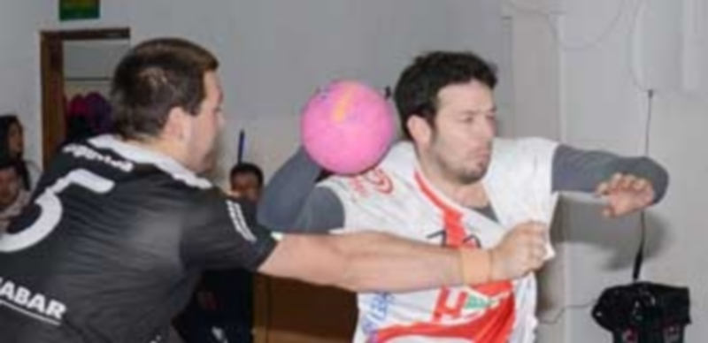 Alberto Camino es sujetado por un jugador del Amenábar durante el encuentro jugado la pasada campaña en Nava. / A. M.