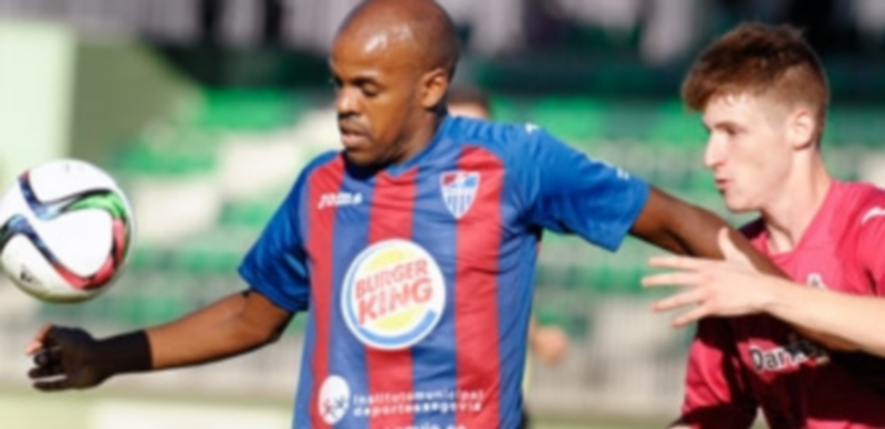 Ayrton controla el balón ante un defensor del Cristo Atlético. / Juan Martín