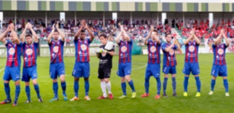 De fiesta, nada 1 Los once jugadores de la Segoviana titulares en el partido de ida de la segunda ronda del play off ante el Laredo saludan al público asistente al Estadio Municipal de La Albuera. / Kamarero