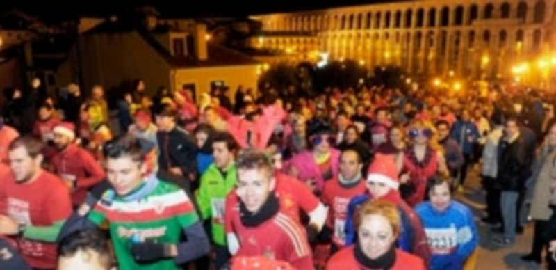 Un momento de la multitudinaria salida de la Carrera Fin de Año el pasado 31 de diciembre de 2014. / KAMARERO