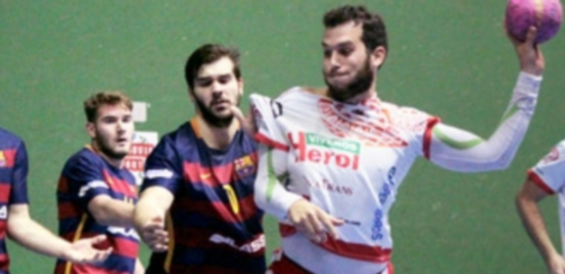 Darío Ajo lanza a portería con su brazo izquierdo en un momento del último partido jugado por el Viveros Herol Nava en casa ante el Barça B. / A. Rodríguez
