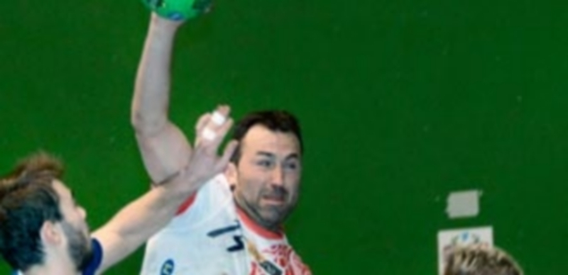 Carlos Villagrán intenta el lanzamiento ante la oposición de la defensa del BMC / AMADOR MARUGÁN