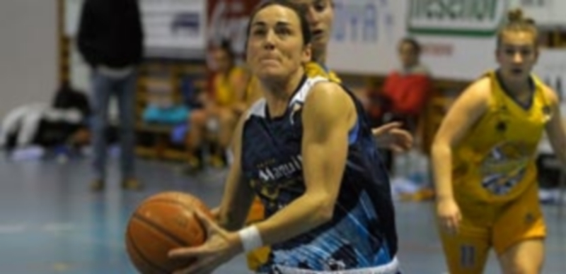 La jugadora del Unami Venta Magullo Alicia Alonso entra a canasta durante un partido de la Primera Nacional. / KAMARERO