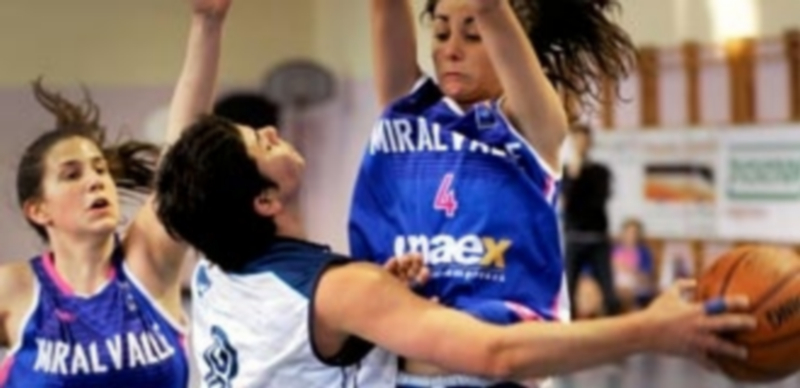 La componente del Venta Magullo Helena Esteve disputa un balón ante la presión de dos rivales del Miralvalle. / KAMARERO