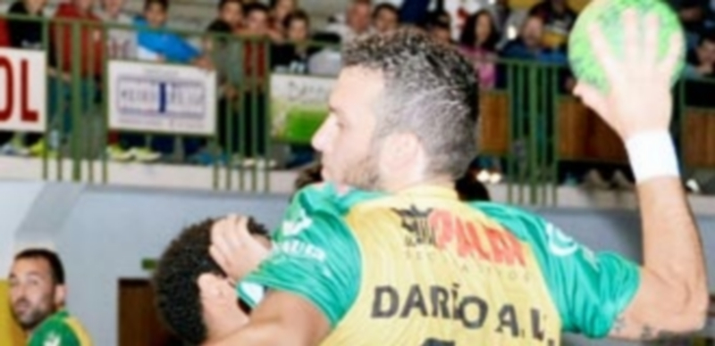 Darío Ajo intenta el lanzamiento desde los seis metros ante la oposición de un defensor. / AMADOR MARUGÁN