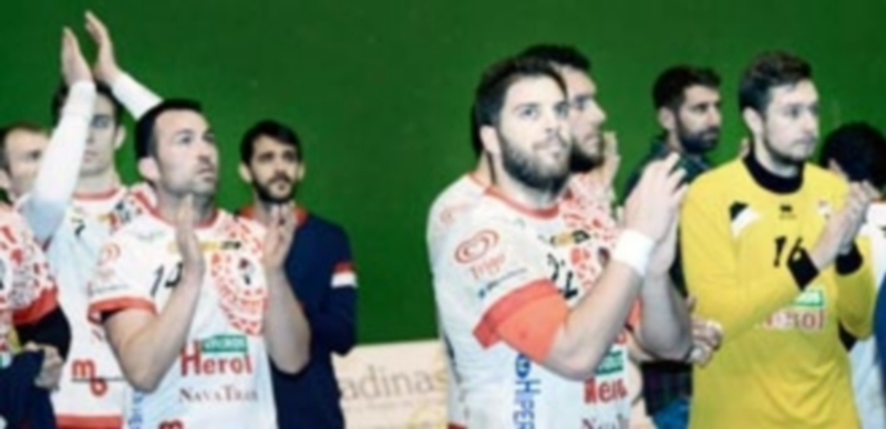 Los jugadores agradecen a la afición el apoyo dispensado en el partido frente al BMC. / AMADOR MARUGÁN