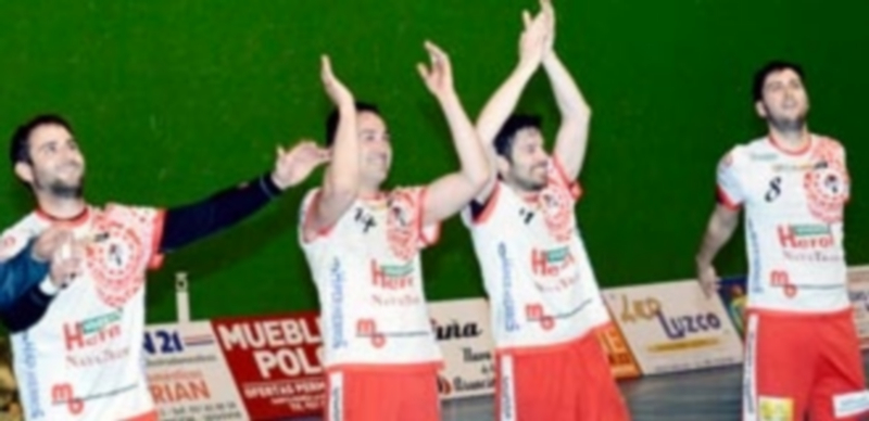 Los jugadores del Viveros Herol saludan a los aficionados al finalizar el partido ante el Cisne. / Amador Marugán