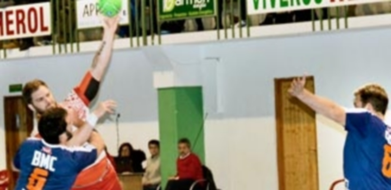 Antonio Llopis intenta el lanzamiento en un momento del encuentro ante el BMC en Nava. / AMADOR MARUGÁN