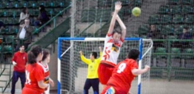 La escuela del Nava IMD se prepara para abrir sus puertas 1 Encuentro de la escuela del Balonmano Nava IMD en el Pedro Delgado. / TAMARA DE SANTOS