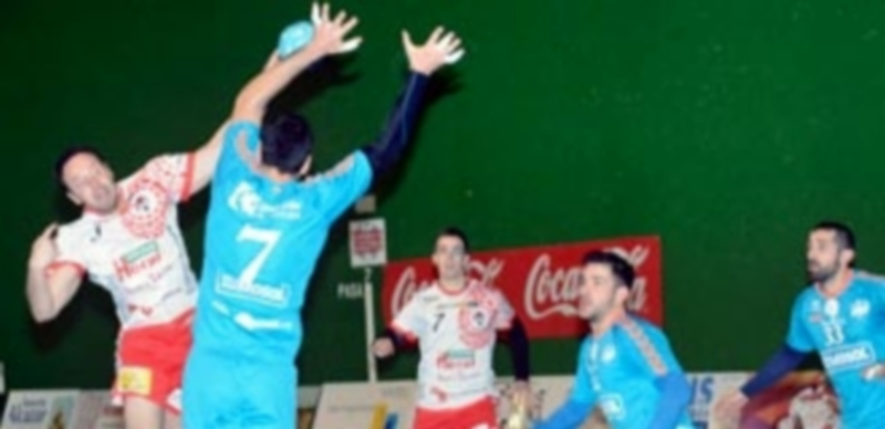 El muro del Palma, a Nava 1 Álvaro Rodrigues se dispone a desviar el lanzamiento de Isma Juárez en un encuentro que jugó el portugués ante el Nava militando en Palma del Río. / AMADOR MARUGÁN