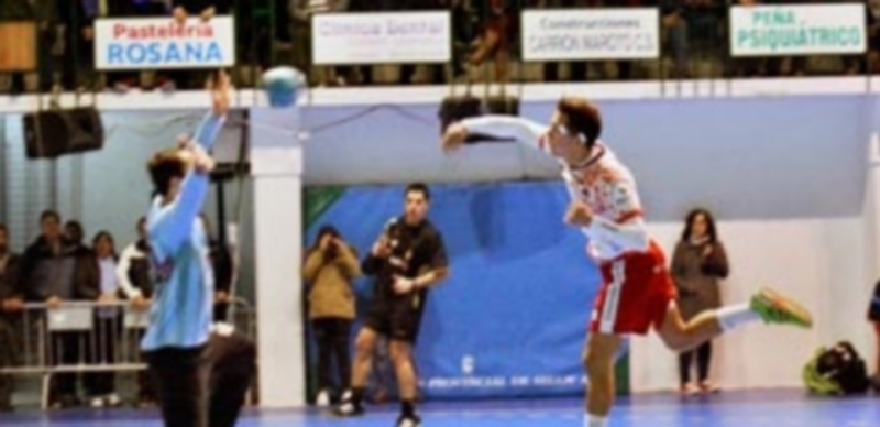 Responsables con la afición 1 Bruno culmina un contragolpe sobre la portería del MMT Zamora en un encuentro jugado en Nava. / AMADOR MARUGÁN