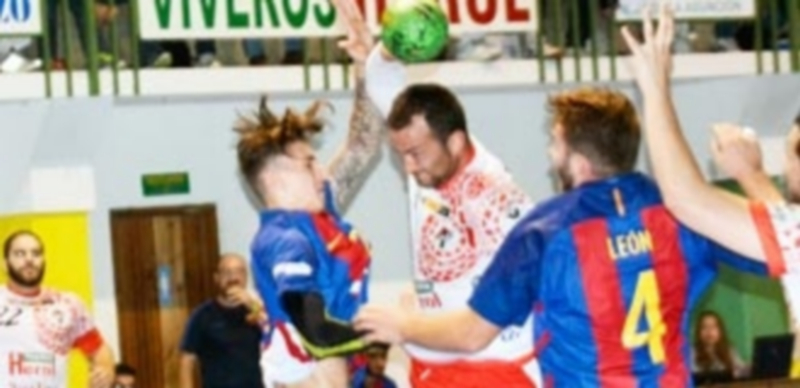 Carlos Villagrán intenta entrar por el centro de la defensa del Barcelona B. / AMADOR MARUGÁN