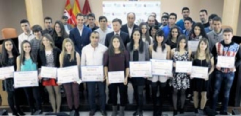 Foto de familia de los deportistas becados