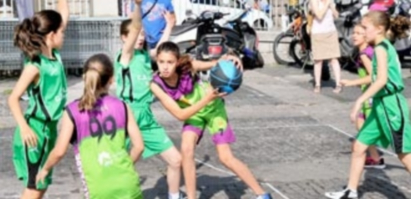 Una componente del Saltamontes Valverde protege un balón ante la presión de las rivales del CD Claret