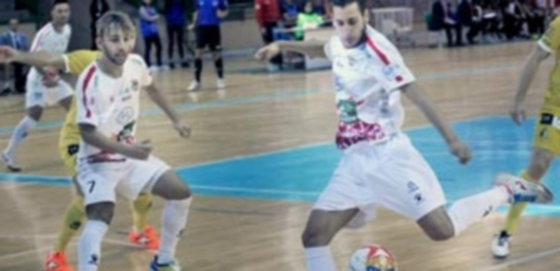 Ocho muelas 1 Álex Fuentes intenta chutar a portería con la izquierda en un encuentro anterior disputado por el Naturpellet. / KAMARERO