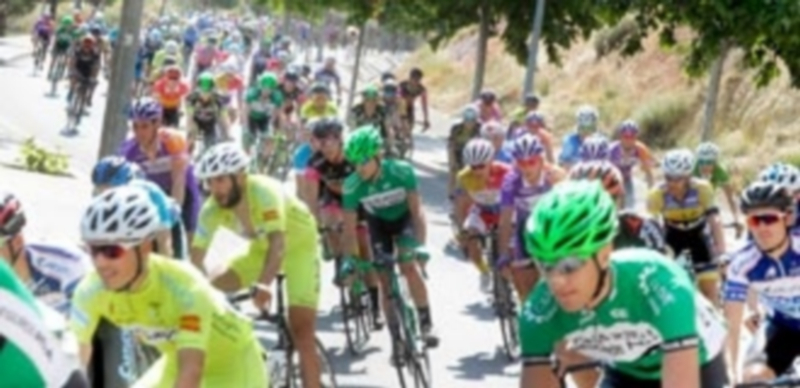 Numerosos corredores constituyen el pelotón de una etapa de la Vuelta a Segovia de la pasada edición. / KAMARERO