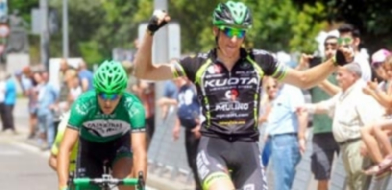 Noel Martín levanta los brazos tras hacerse con la victoria en la tercera etapa de la Vuelta a Segovia. / KAMARERO