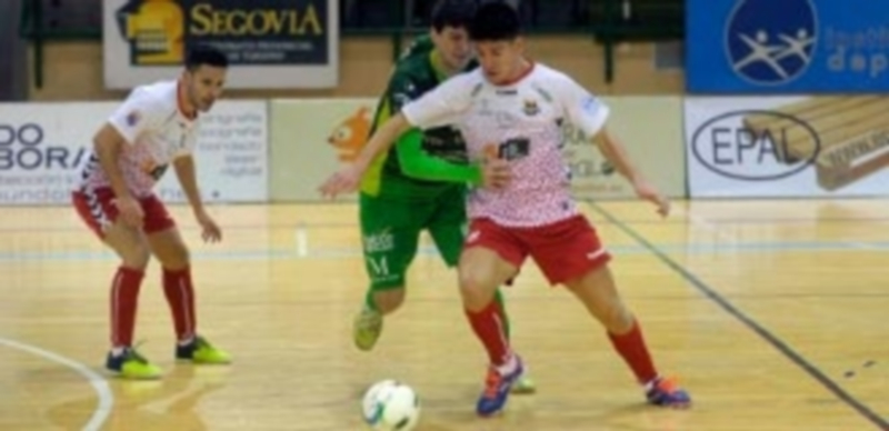 El jugador del Naturpellet Segovia Chus se va de la presión de un rival del UMA Antequera. / KAMARERO