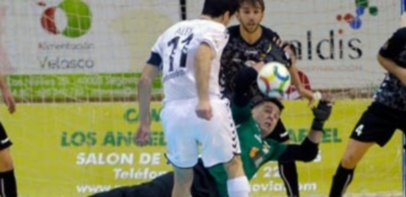 Intervención del guardameta del Naturpellet Segovia Cidao en el partido contra Rivas de la primera vuelta. / KAMARERO