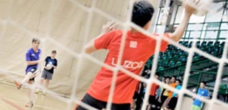 El decano de los desafíos 1 Un guardameta despeja el lanzamiento de su rival