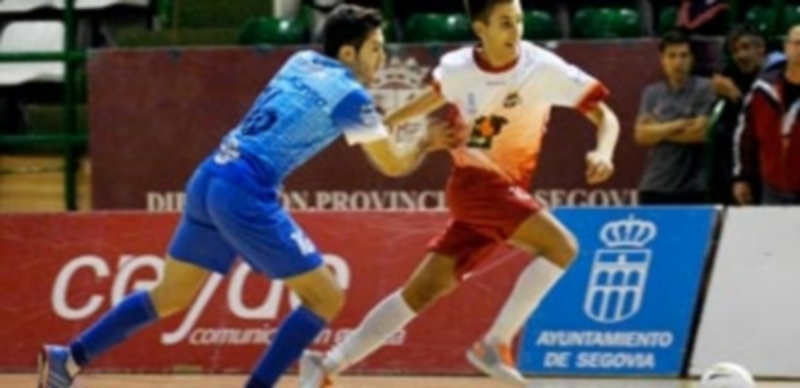 Álex fuentes intenta escaparse por velocidad de la marca de un jugador del Peñíscola en el último partido de Copa jugado por el Naturpellet. / KAMARERO