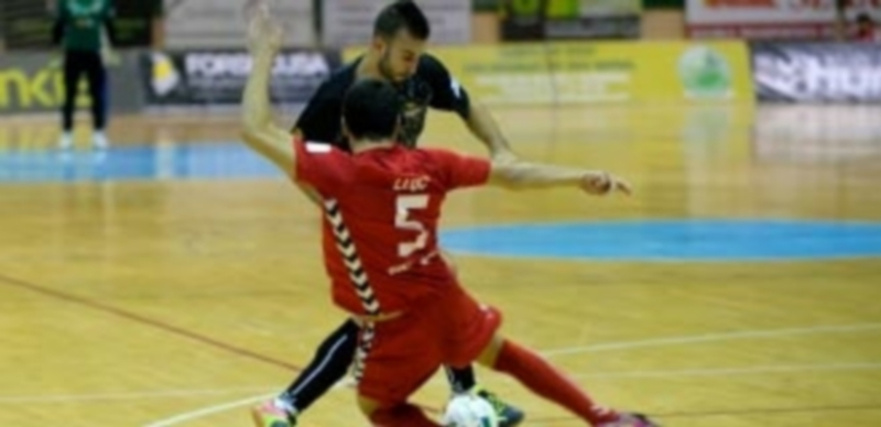 El jugador del Naturpellet Segovia Iván Quintín encara a un rival del Puertollano en el Pedro Delgado. / KAMARERO