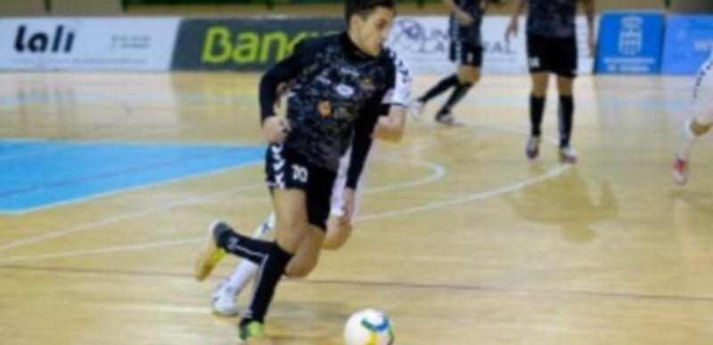 El jugador del Naturpellet Segovia Álex Fuentes se va de un rival del Rivas Futsal en la pasada jornada. / KAMARERO