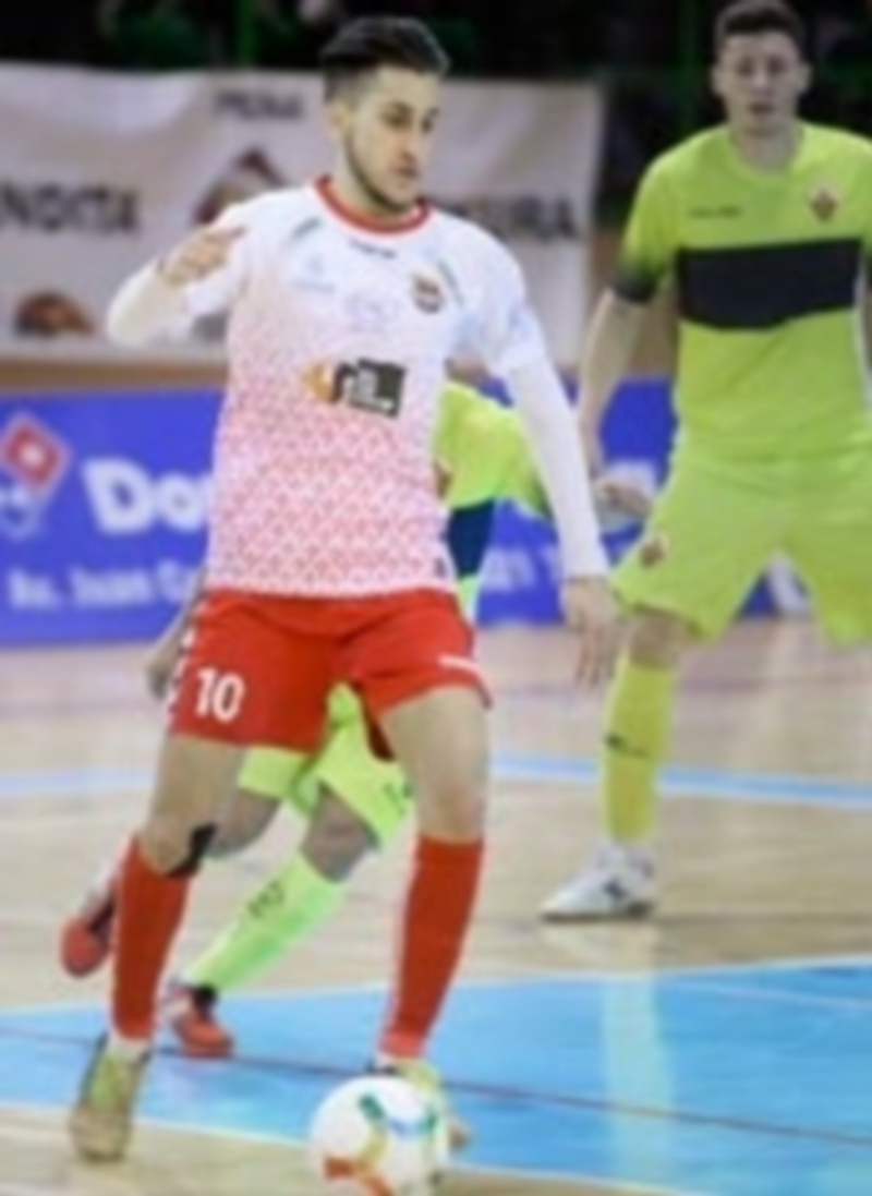 La jugador del Naturpellet Segovia Álex Fuentes conduce el balón ante la presión de un rival del Elche FC. / KAMARERO