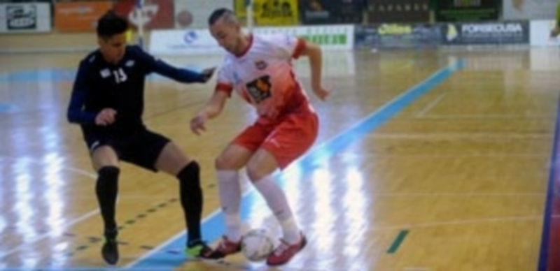 Alvarito intenta deshacerse del pegajoso marcaje de Kevin en un momento del encuentro jugado en el Pedro Delgado. / KAMARERO