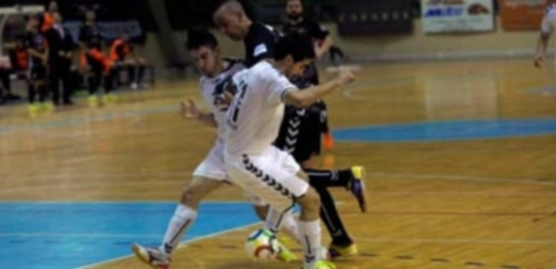 Rivas, juez del ascenso 1 El ala del Naturpellet Segovia Alvarito trata de irse de los rivales del Rivas Futsal Quílez y Álex Velasco en la ida. / KAMARERO