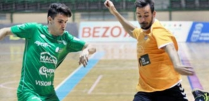 Borja Blanco: “Tenemos que intentar sumar de 3 en 3” 1 El ala del Naturpellet Segovia Borja Blanco se dispone a disparar ante la presión de un jugador del Osasuna Magna durante un partido de pretemporada. / KAMARERO