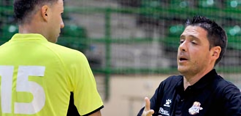 Diego Gacimartín charla con Alberto durante un entrenamiento. / KAMARERO