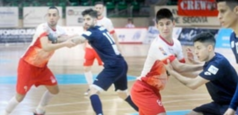 Una acción de saque de esquina en la que los jugadores se agarran de los brazos. / KAMARERO