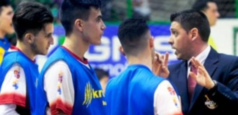 Diego Gacimartín da instrucciones a sus jugadores durante un partido de liga regular. / El Adelantado