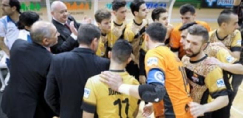 El plantel del Naturpellet Segovia Futsal hace una piña en los prolegómenos de uno de los encuentros disputados en el Pedro Delgado. / KAMARERO