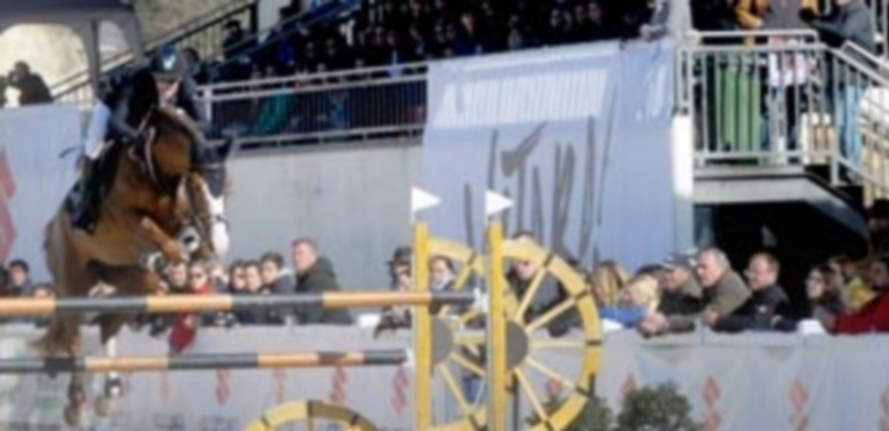 Uno de los participantes ejecutando un salto ante la atenta mirada de los espectadores. / KAMARERO