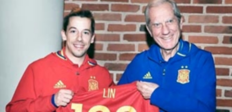 Lin entra en el club de los 100 1 La Selección Española de fútbol sala entregó al jugador segoviano Lin una camiseta conmemorativa por el centenar de partidos con el combinado nacional. / SEFUTBOL