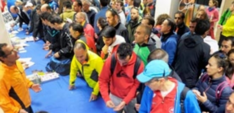 Un momento de la entrega de los dorsales de la pasada edición de la Media. / KAMARERO