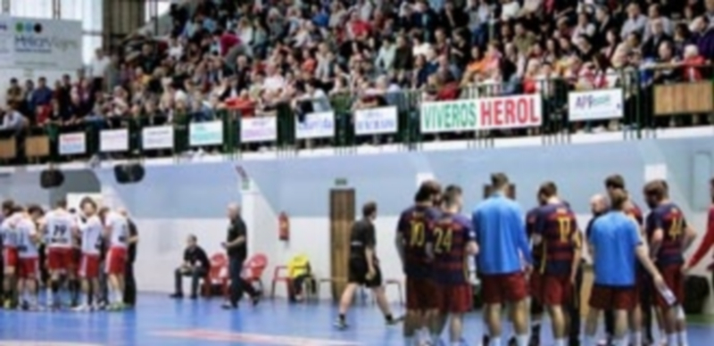 Un tiempo muerto durante el encuentro que la pasada temporada disputaron el Viveros Herol Nava y el Barcelona B. / ALEJANDRA RODRÍGUEZ