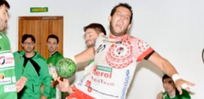 Disparo del jugador del Viveros Herol Nava Darío Ajo Villarraso