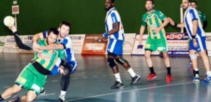 Un defensor del Porto trata de frenar la acción desde los seis metros de Darío Ajo en un momento del encuentro jugado en el Frontón de Nava. / AMADOR MARUGÁN