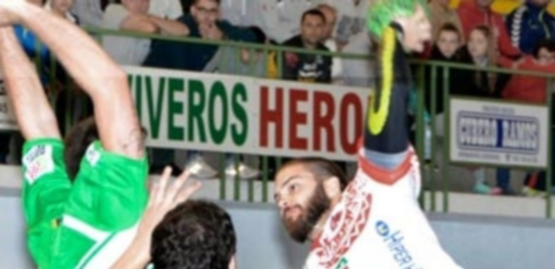 Antonio Llopis lanza en un momento del encuentro que el Viveros Herol jugó con el Bordils en Nava. / AMADOR MARUGÁN