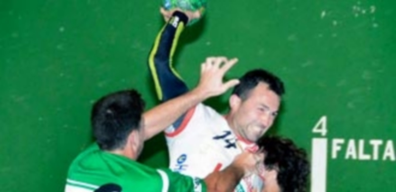 Carlos Villagrán ve frenada su penetración por dos jugadores del conjunto catalán. / AMADOR MARUGÁN