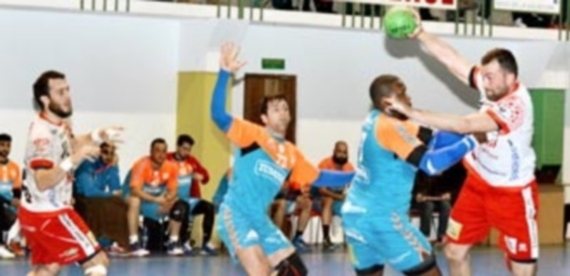 A terminar como debe ser 1 Carlos Villagrán supera a la defensa contraria y llega a los seis metros en un momento de un encuentro jugado en Nava de la Asunción. / AMADOR MARUGÁN