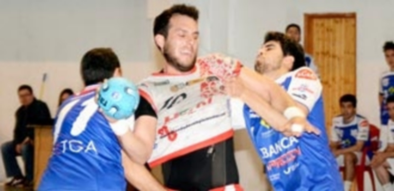 Darío Ajo es frenado en falta por dos jugadores del Cisne en el partido jugado en Nava de la Asunción. / amador marugán