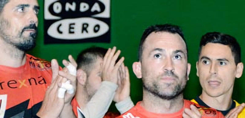 La suerte no mira a Nava 1 Los jugadores del Viveros Herol saludan a la afición tras perder el pasado encuentro ante el Alcobendas. / AMADOR MARUGÁN