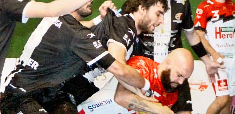 Con los pies en la tierra 1 Filipe Martins intenta zafarse de la marca de dos rivales para conseguir lanzar desde los seis metros. / AMADOR MARUGÁN