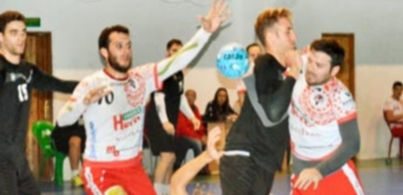 Alberto Camino se ve frenado por la defensa del Alcobendas durante el partido de ida jugado en Nava. / AMADOR MARUGÁN
