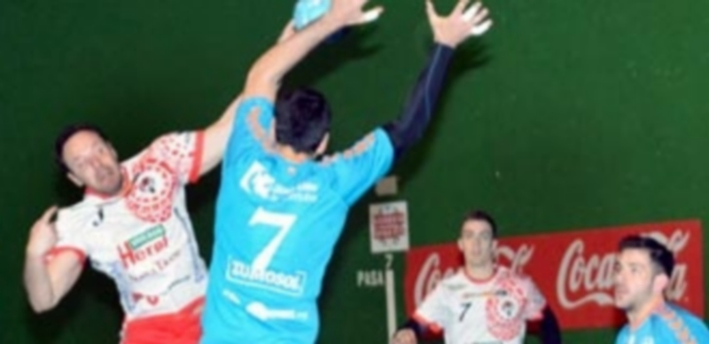 Isma Juárez intenta el lanzamiento a portería frente a un oponente del Palma del Río. / AMADOR MARUGÁN