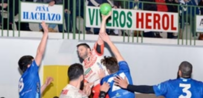 Antonio Llopis intenta el lanzamiento sobre la portería del Teucro en uno de los partidos jugados en Nava. / AMADOR MARUGÁN